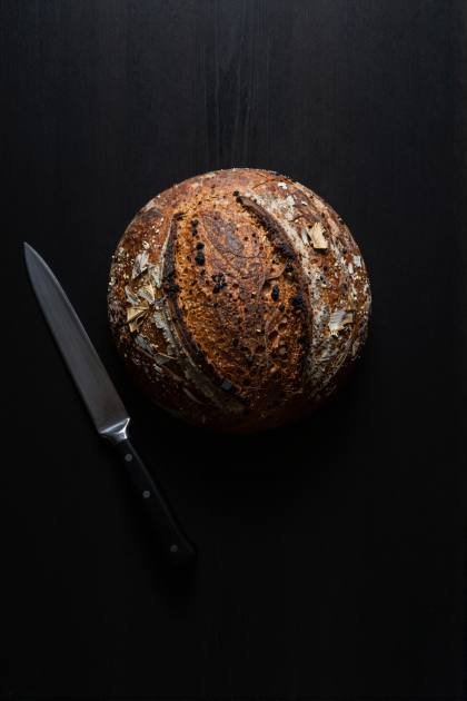 Brotlaib mit Messer von oben