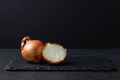 Zwiebeln mit goldener Schale