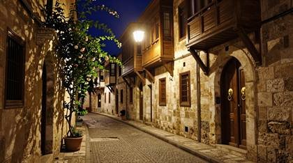 Beleuchtete Gasse bei Nacht