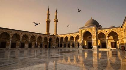 Hof der Umayyaden-Moschee mit Vögeln