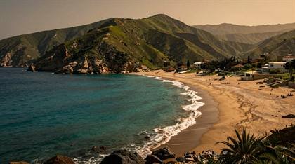 Bucht mit Strand und Bergen