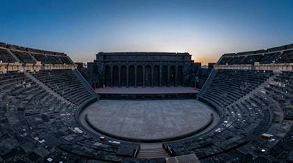 Theater von Bosra in der Dämmerung
