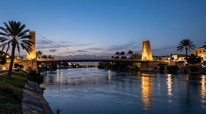 Hängebrücke zur blauen Stunde