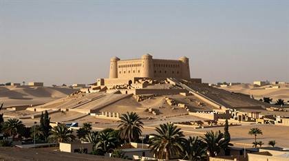 Wüstenfestung mit Palmen