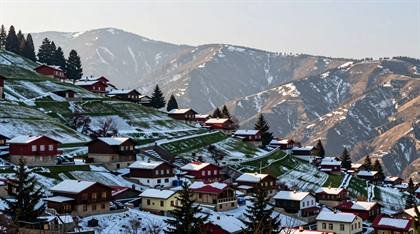 Bergdorf im Schnee bei Tageslicht