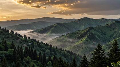 Bergtal im Sonnenuntergang