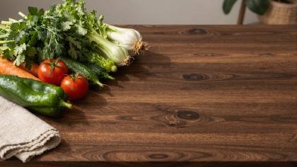 Holztisch mit Zutaten links