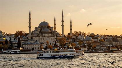 Moschee am Bosporus mit Fähre