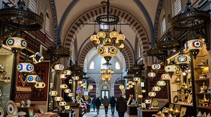Großer Basar mit bunten Lampen