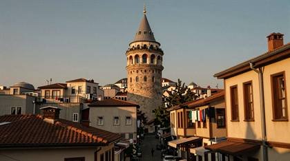 Galataturm zwischen Altstadthäusern