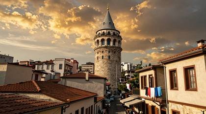Galataturm in der Altstadtgasse