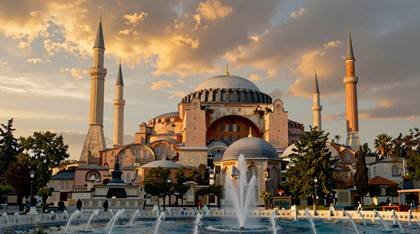 Hagia Sophia mit Springbrunnen im Abendlicht