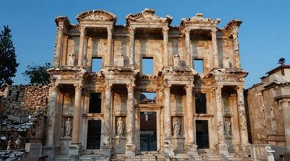 Bibliothek von Ephesos im Sonnenlicht