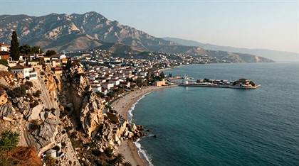 Bucht mit Strand und Bergen