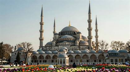 Blaue Moschee mit Blumenbeet