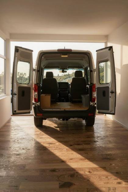 Beladener Transporter mit offenen Türen