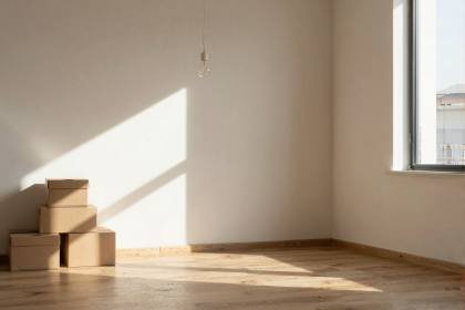 Glühbirne im leeren Zimmer