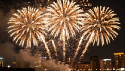 Goldenes Feuerwerk über der Stadt